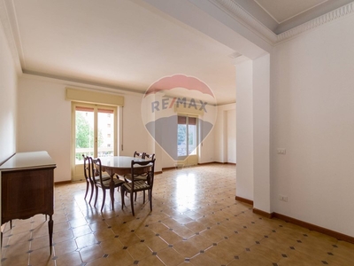 Appartamento in Vendita a Palermo, zona Notarbartolo, 350'000€, 213 m²