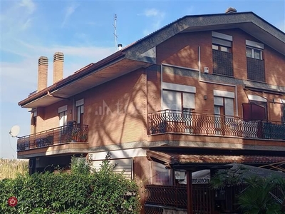 Appartamento in Vendita in Via Vibio Mariano a Roma