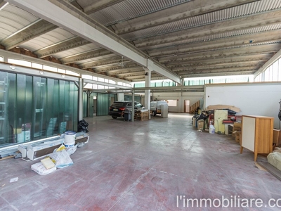 Laboratorio in Vendita a Verona, zona Avesa, 349'000€, 815 m²
