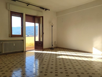 Quadrilocale in Vendita a Perugia, zona Ferro di Cavallo, 160'000€, 139 m², con Box
