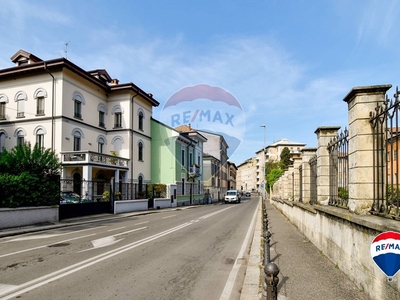 Villa bifamiliare in Vendita a Pavia, zona Centro Storico, 480 m²