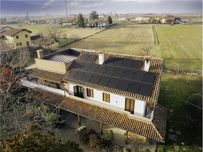 Villa in Piazza Barbieri, 16, Pinerolo (TO)