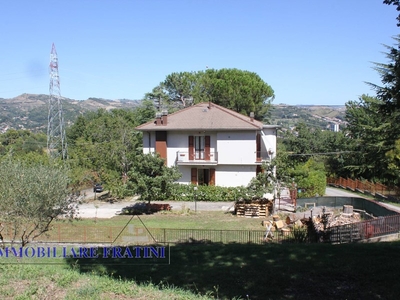 Villa in Vendita a Ascoli Piceno, zona Valli, 280'000€, 245 m²