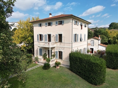 Villa in Vendita a Lucca, zona Est, 850'000€, 390 m²