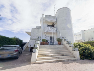 Villa (zona residenziale) di 6 vani /251 mq a Bari - Palese