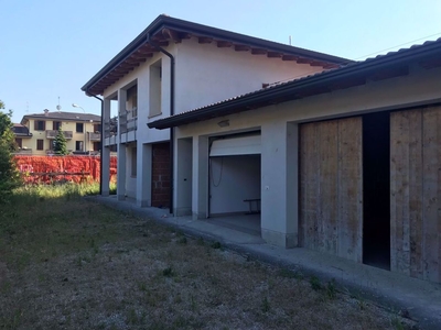Casa indipendente di 300 mq in vendita - Cadelbosco di Sopra