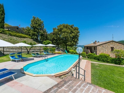 Casale a Volterra con piscina, giardino e terrazza