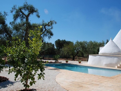 Puglia, trullo restaurato con piscina privata nel sud Italia