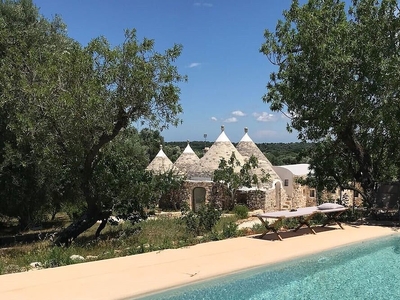 Un delizioso trullo con piscina in una posizione appartata nel cuore della Puglia.