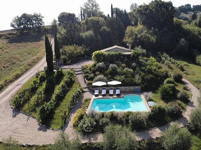 Bella casa in pietra vicino a Todi con piscina privata in splendida posizione collinare