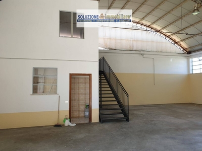 Capannone in Affitto a Chieti, zona Chieti Scalo stazione, 800€, 200 m²