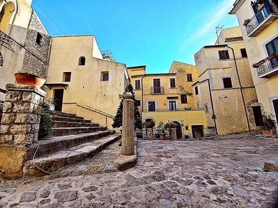 Porzione di casa d'epoca nel centro storico medievale, piazza Sant'Angelo, Itri
