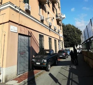 Locale commerciale - 2 Vetrine a Genova