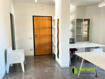Ufficio in Affitto a Matera, 1'000€, 90 m²
