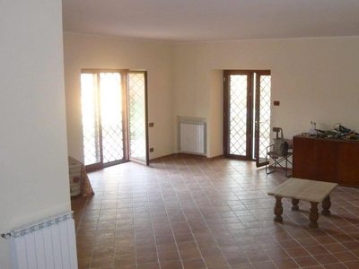 Villa in vendita in via tiberina, 100