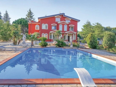 Casa a Cassano Allo Ionio con idromassaggio, piscina e giardino