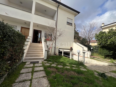 Villa Plurifamiliare a Latina in Via Ambrifi 92, Cucchiarelli