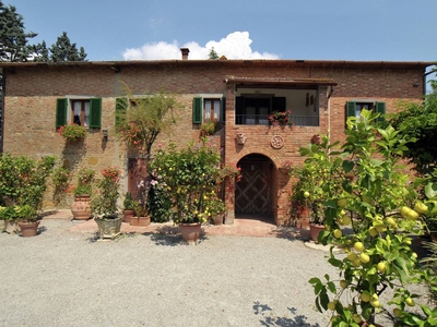 Villa rustica circondata da campi di girasoli