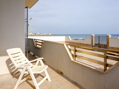Appartamento sulla spiaggia Casa Vacanza Maria con vista mare e balcone