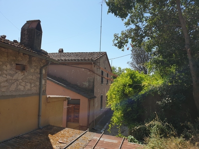 Casa indipendente in vocabolo la para - Lugnano in Teverina