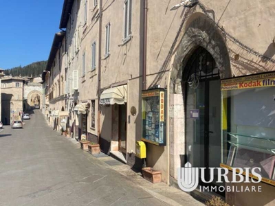 Locale Commerciale in Affitto ad Assisi - 1700 Euro