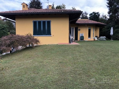 Lussuosa villa indipendente con giardino