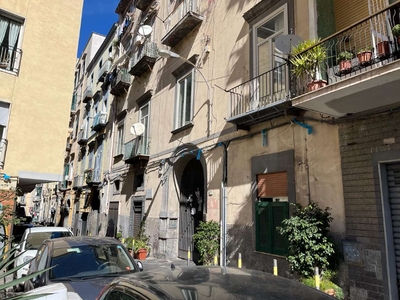 Appartamento con ingresso indipendente, piazza Gesu e Maria, Napoli