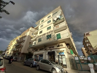 Appartamento in Vendita in Via Diomede Carafa 60 a Napoli