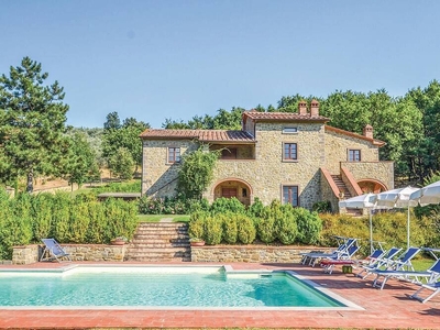 Questa confortevole casa di campagna in posizione idilliaca, a 7 km da Castiglion Fiorentino, offre