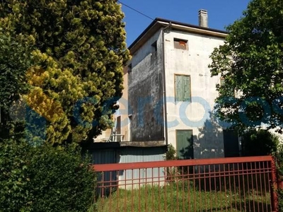 Rustico casale da ristrutturare, in vendita a Vicenza