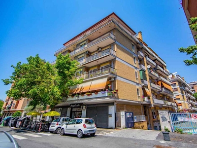 Trilocale con due balconi, via Filippo Smaldone, Centocelle, Roma
