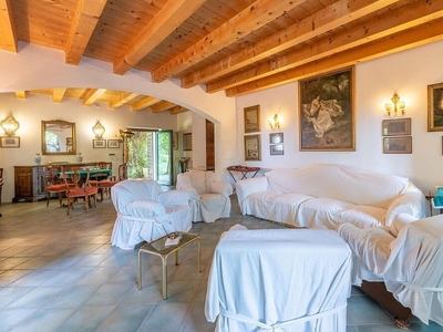 Villa di campagna piena di carattere vicino al Lago di Garda.
