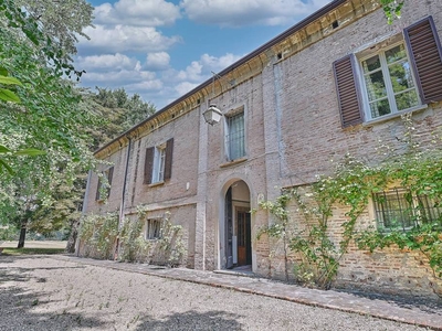 Villa in vendita a Imola via Emilia Levante