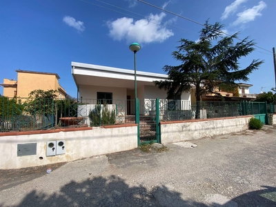 Villa ristrutturata in zona Baia Verde - Pineta Grande a Castel Volturno