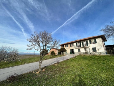 Casa di campagna con vista sulle Alpi in vendita a Dogliani