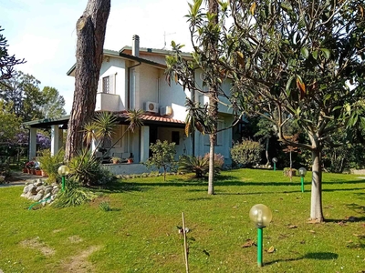 Casa semi indipendente abitabile in zona Vittoria Apuana a Forte Dei Marmi