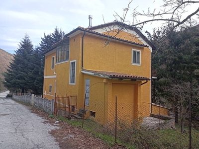Casa singola abitabile a Serravalle di Chienti