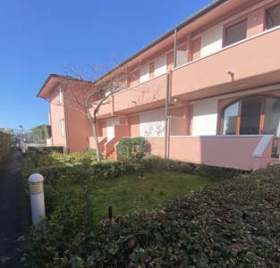 Villa a schiera in ottime condizioni in zona Marina di Massa a Massa