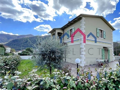 Villa a schiera ristrutturata in zona Ghivizzano a Coreglia Antelminelli