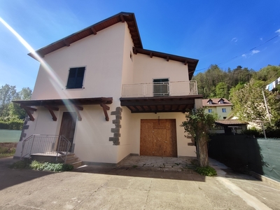 Casa indipendente con giardino a Castelnuovo di Garfagnana