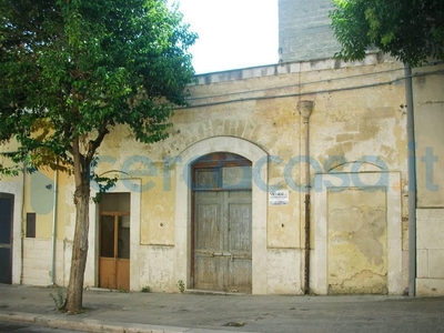 Casa singola da ristrutturare, in vendita in Via Agli Avelli 68, Canosa Di Puglia