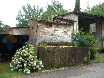 Casa singola da ristrutturare, in vendita in Via Della Chiesa, Capannori