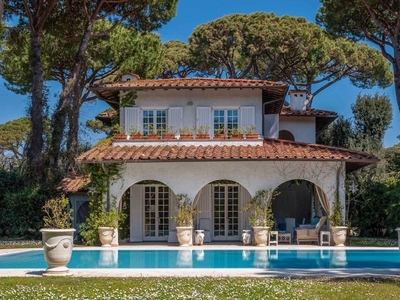 Prestigiosa villa di 400 mq in affitto Via Roma Imperiale, Forte dei Marmi, Lucca, Toscana