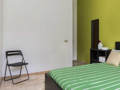 Stanza in affitto in appartamento con 5 camere da letto a Segesta, Milano
