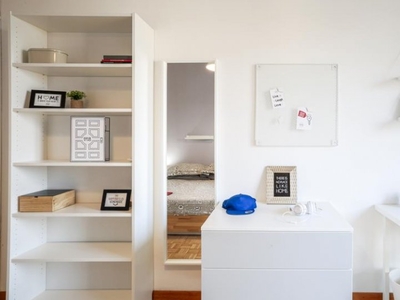 Stanze in affitto in appartamento con 4 camere da letto a Milano
