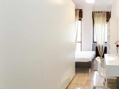 Stanze in affitto in appartamento con 7 camere da letto a Milano
