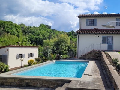 Villa con giardino a Montevarchi