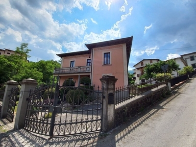 Villa in vendita 4 Stanze da letto a Camporgiano