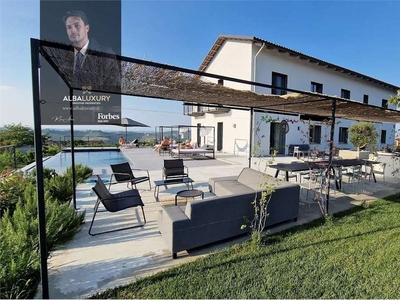Villa in vendita 7 Stanze da letto a Castagnole Delle Lanze
