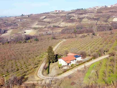 Cascinale indipendente nelle Langhe